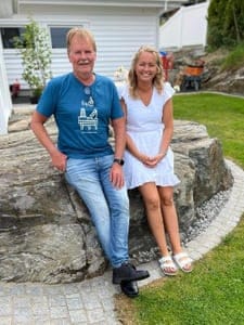 Sunniva Knutsen og Terje Herland sitter i en hage