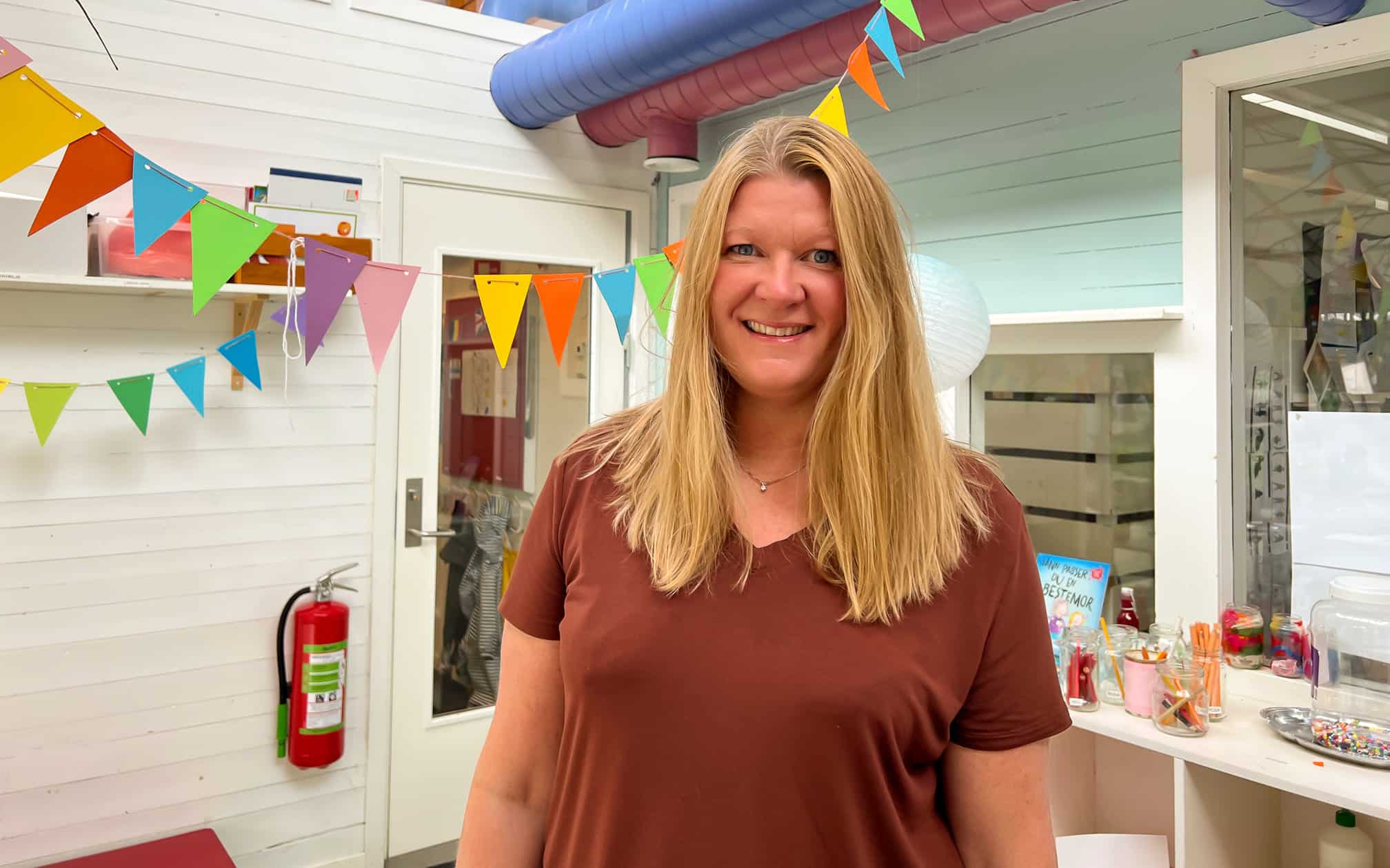 Veronica-Langaune står i barnehagelokale