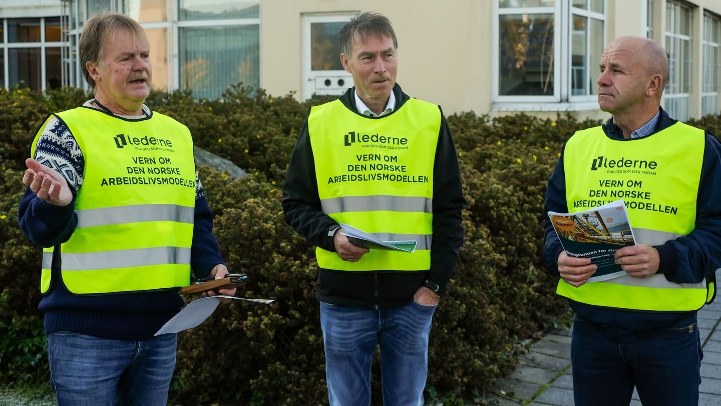 Per Helge Ødegård, Terje Herland og Hans Fjære Øvrum, hovedtillitsvalgte i Equinor står med streikevest.