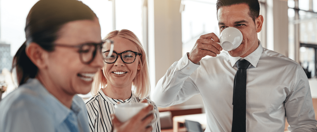 Kollegaer som prater sammen over en kaffe