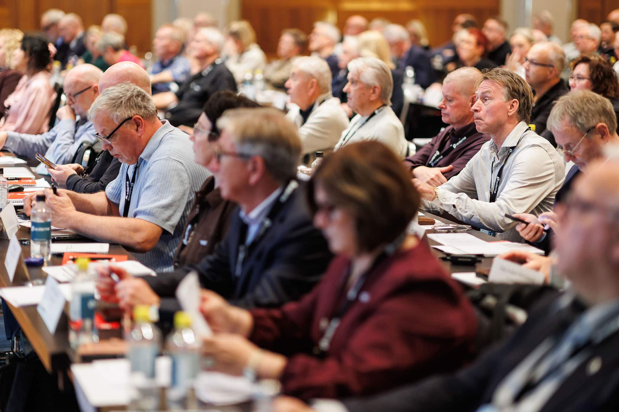 Mennesker som sitter i sal og følge med