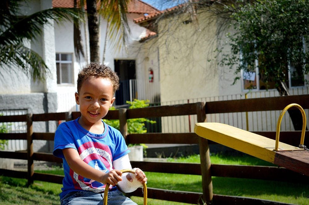 Bilde av et barn som leker på Abrigo mødrehjem i Brasil