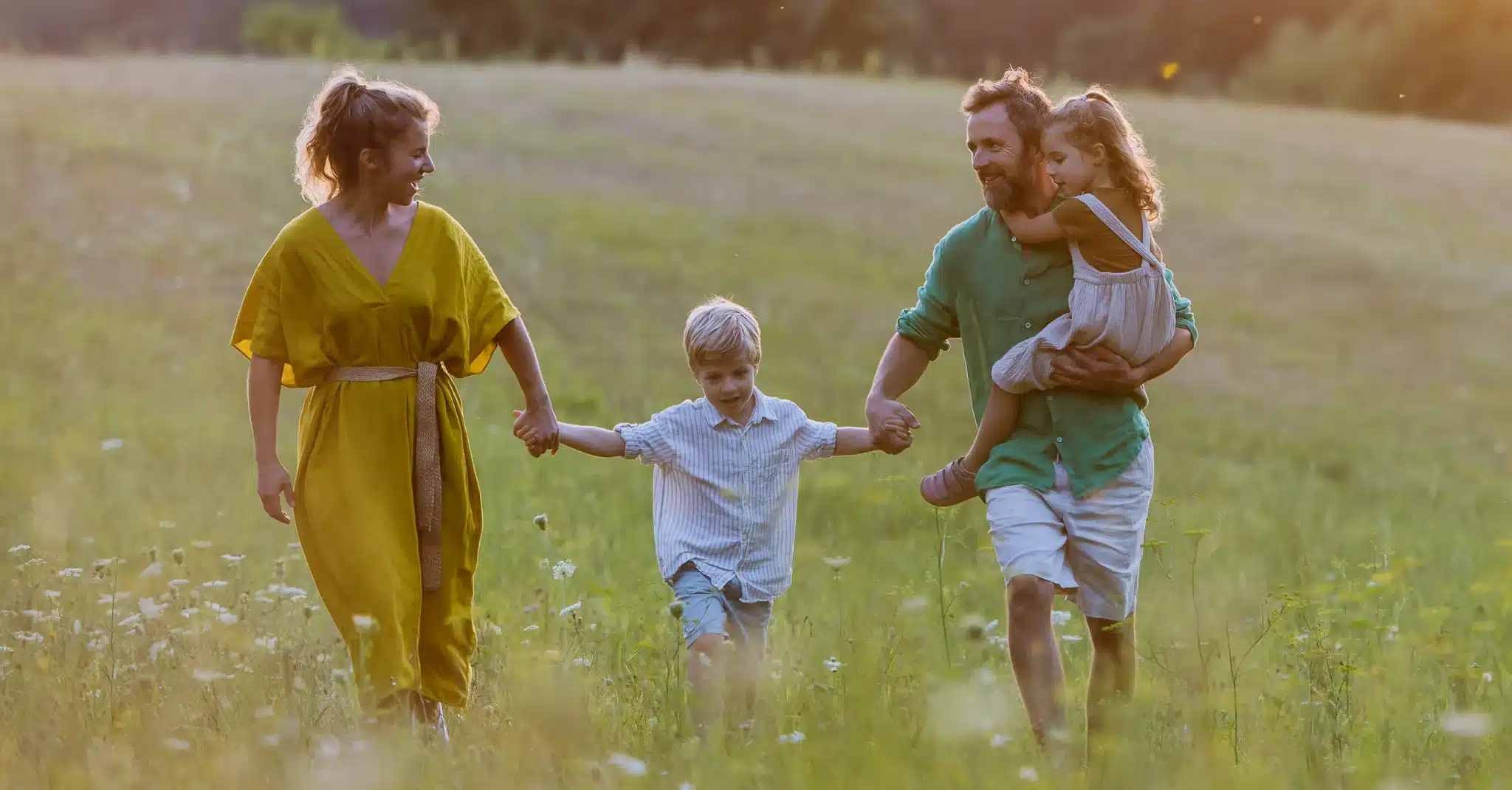 En familie med to barn går i en eng