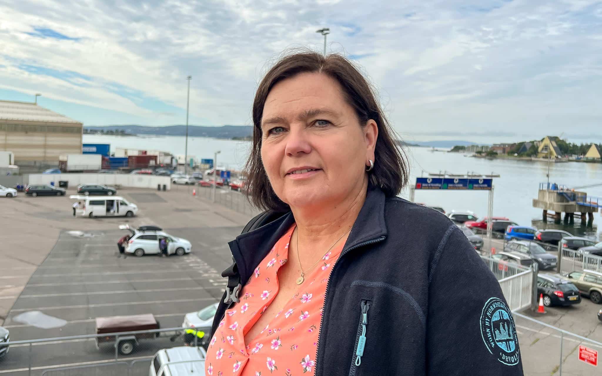 Lederne-medlemmet Anna Kirsti Skare står foran en parkeringsplass