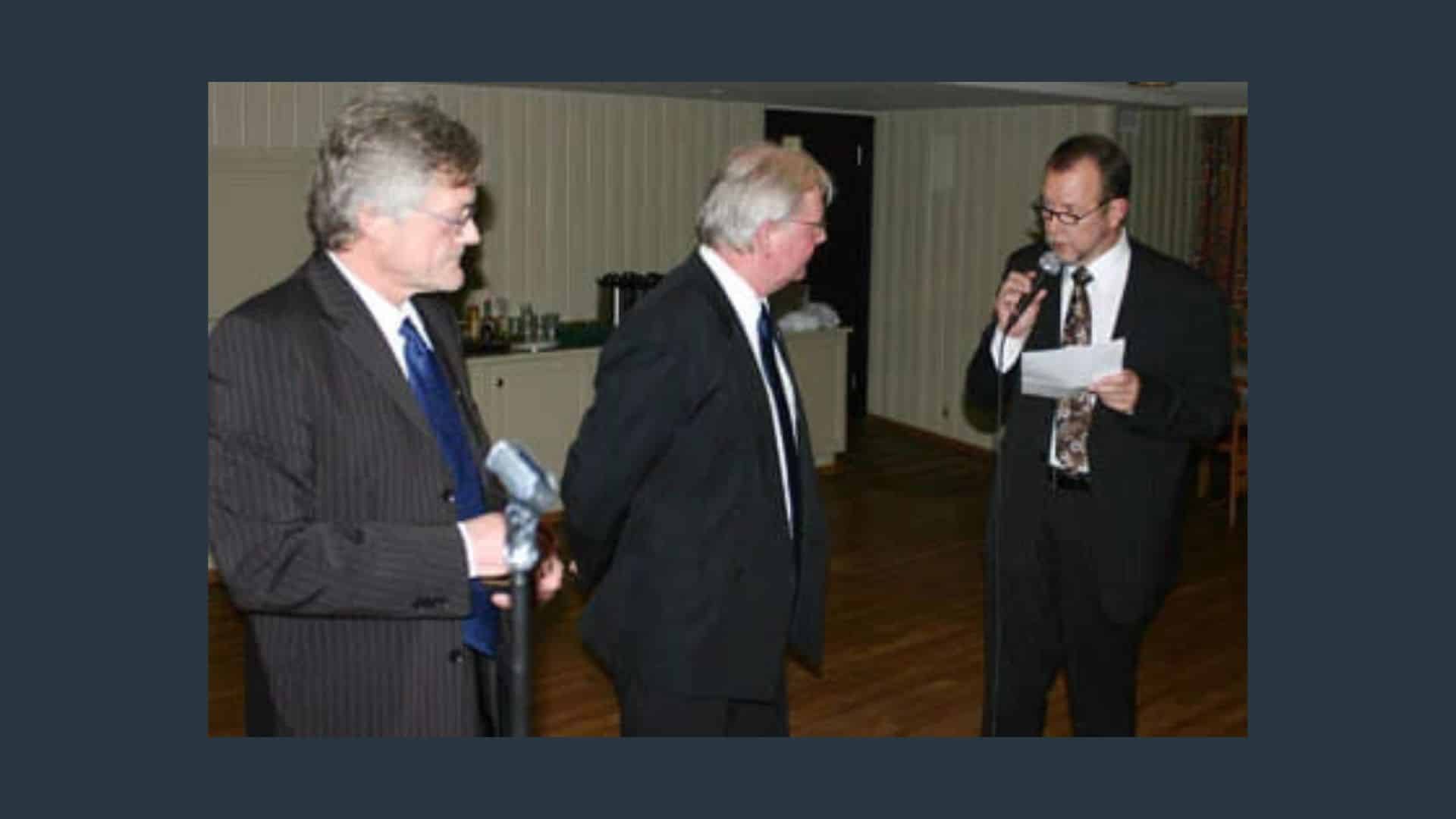 Bjørn Gravdal får i 2007 utdelt æresmerke av daværende Forbundsleder Jan Olav Brekke og nestleder Tor Hæhre