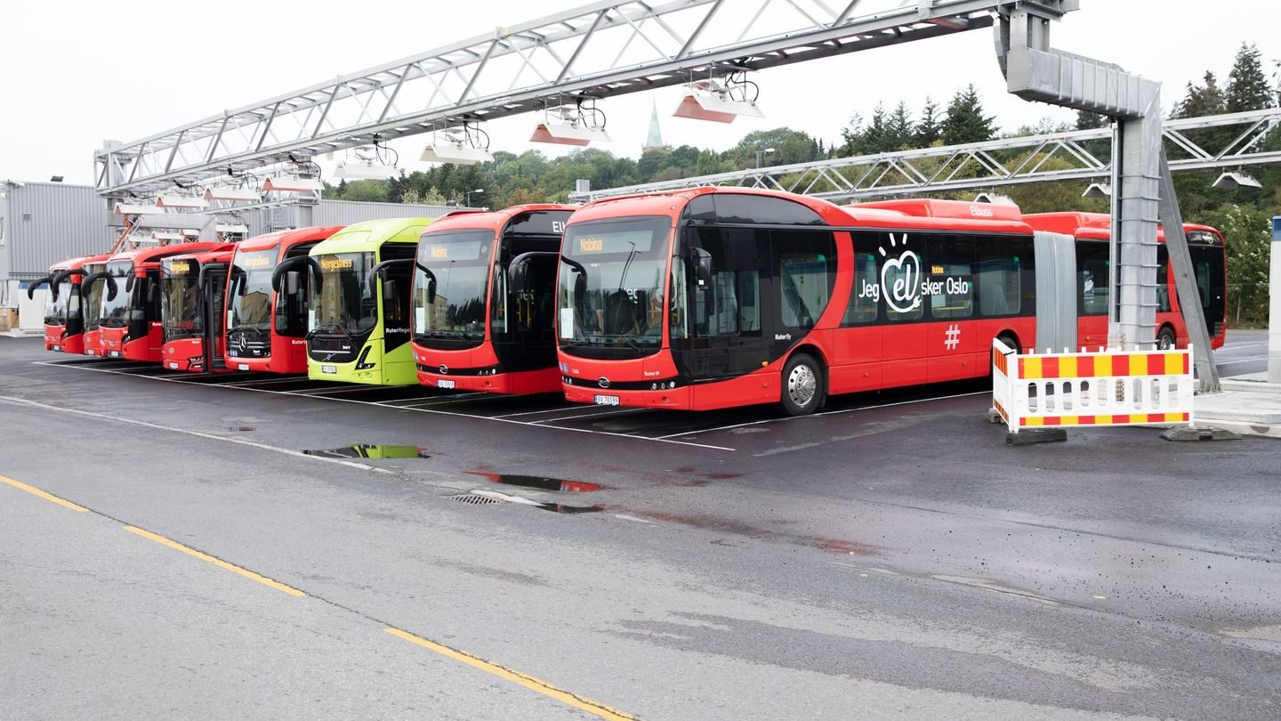 Flere busser står på rekke og rad