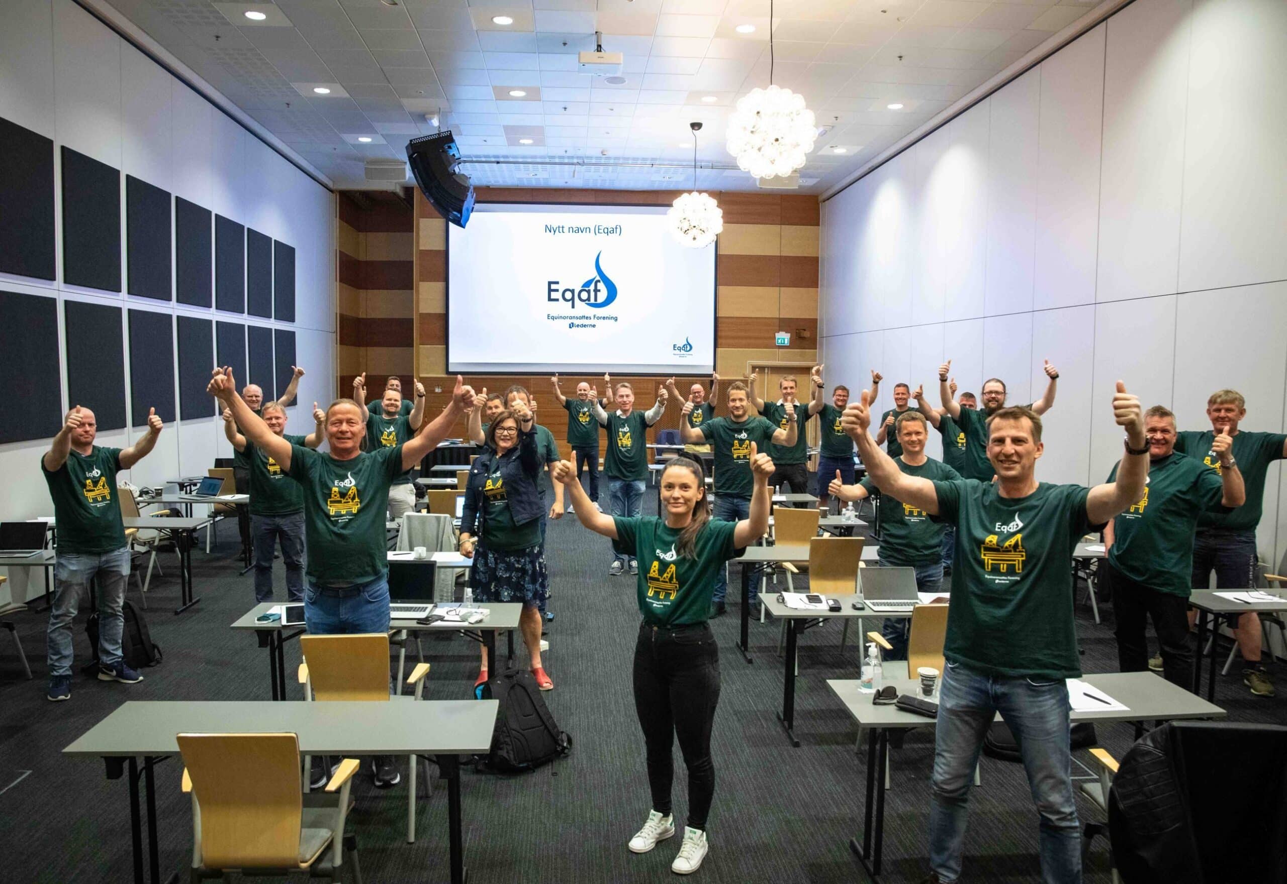 Bilde av medlemmer i EQAF som holder tomlene oppe og smiler