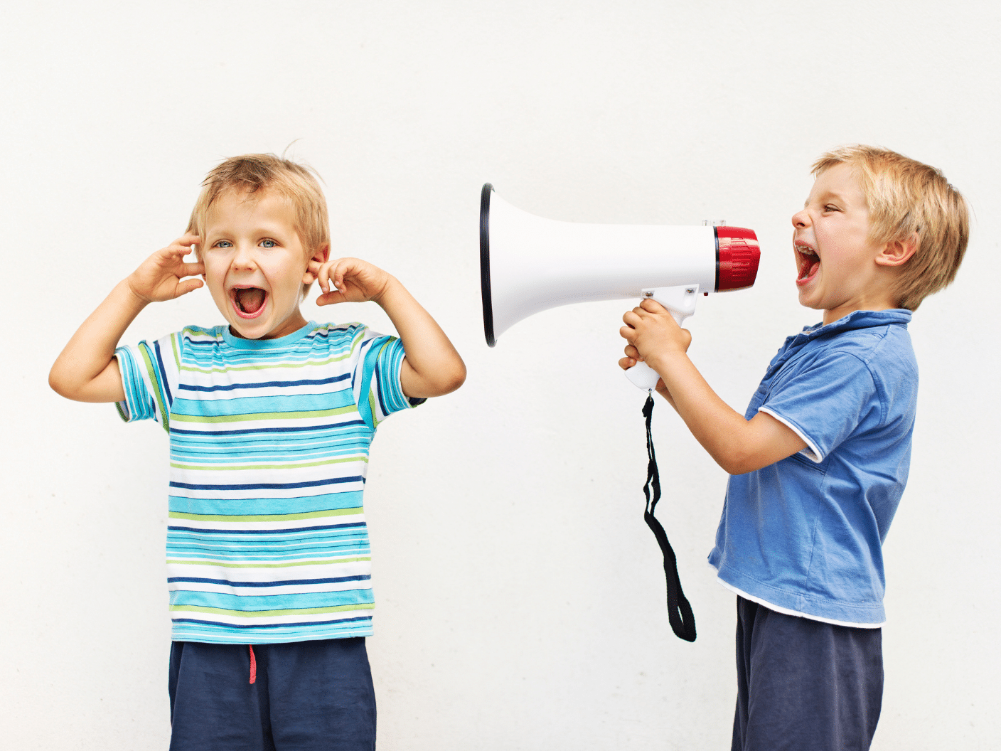 To barn, en med ropert og en som holder seg for ørene