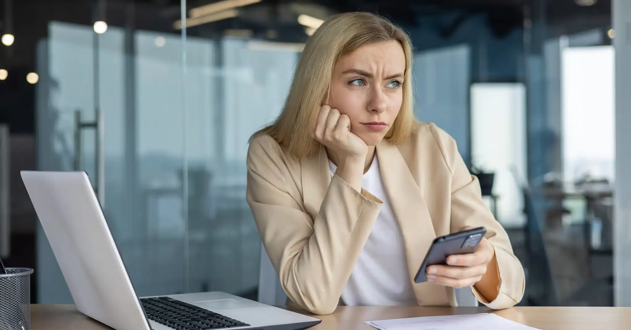 Kvinne undrer seg med mibolen i hånden