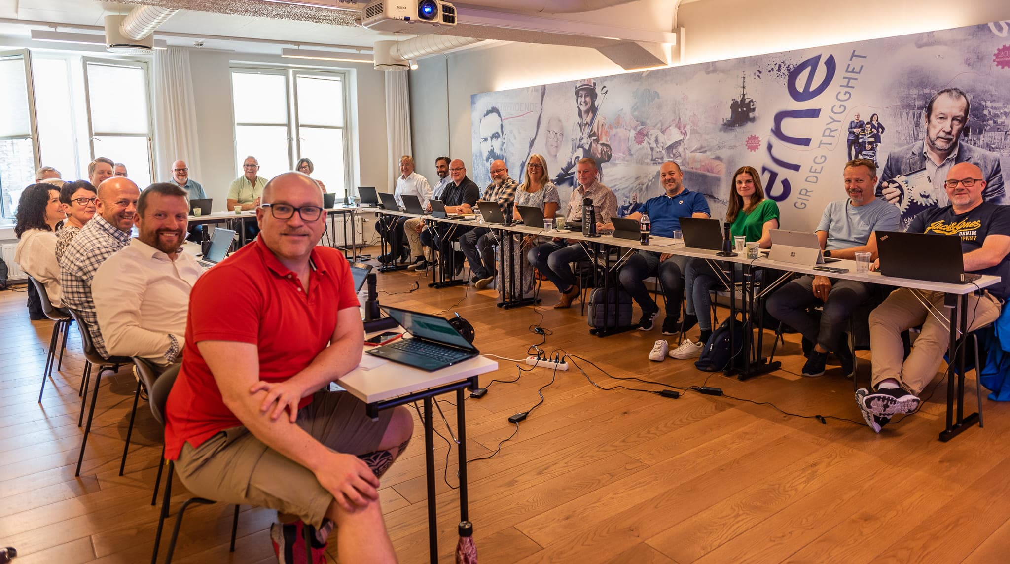 Hele hovedstyret til Lederne smiler til kamera i Ledernes lokaler