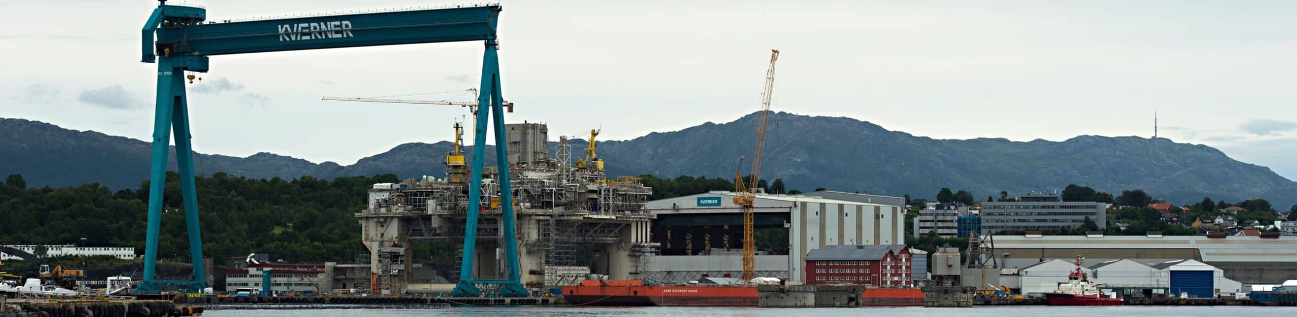 Kværners kran og plattform står på land