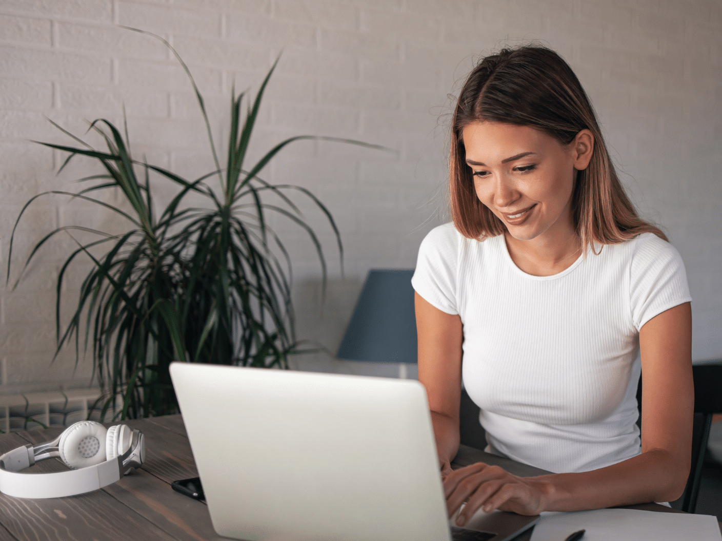 Dame som sitter foran PCen