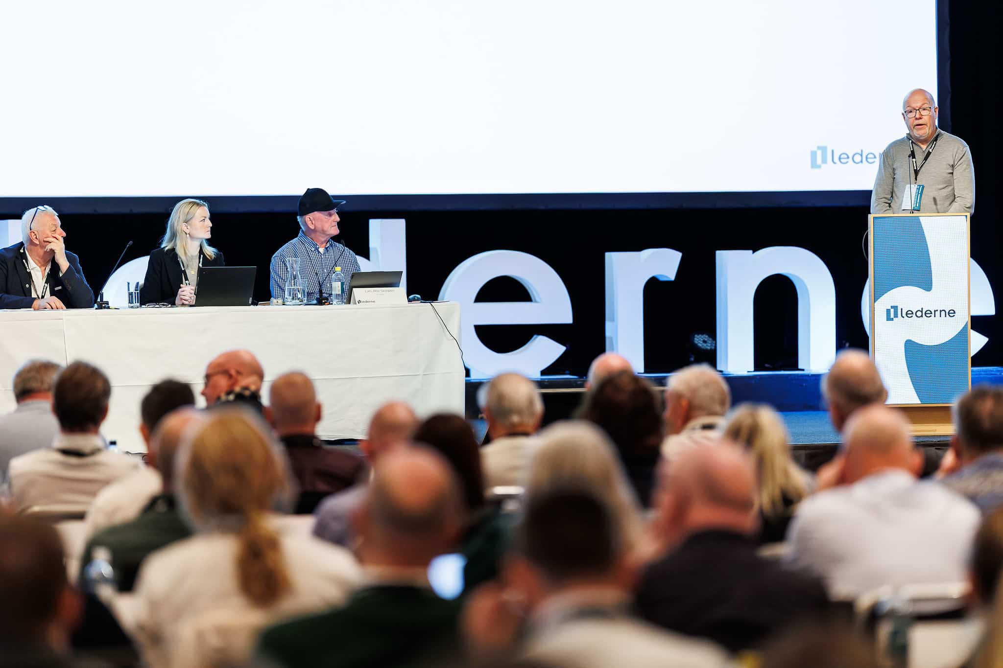 Personer som ser på et foredrag