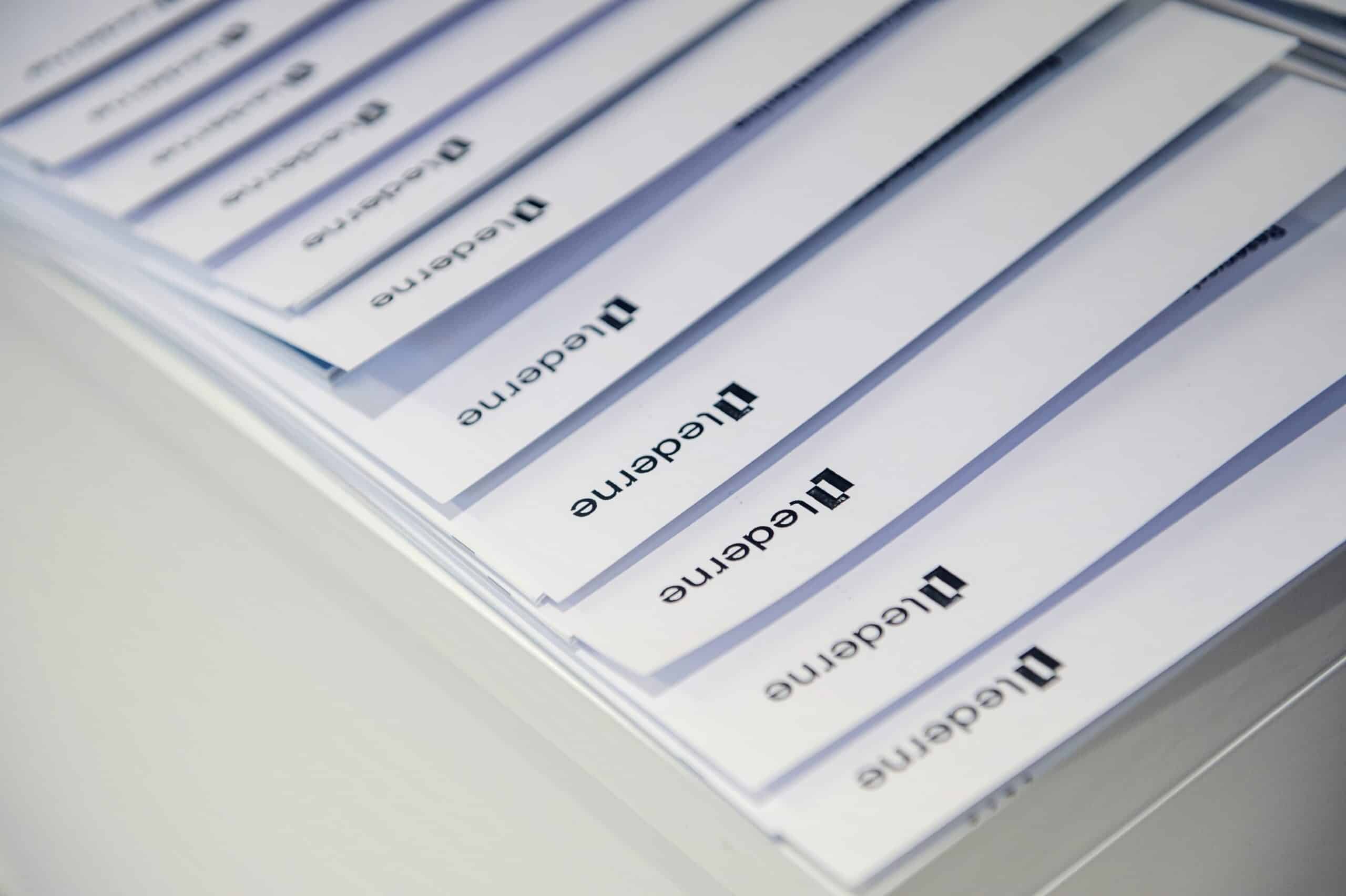 Lederne brevark på rekke