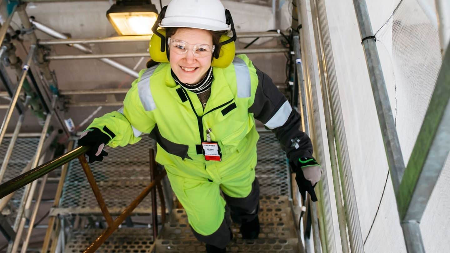 Ingelill Handeland Eide smiler til kamera ikledd verneutstyr offhore.