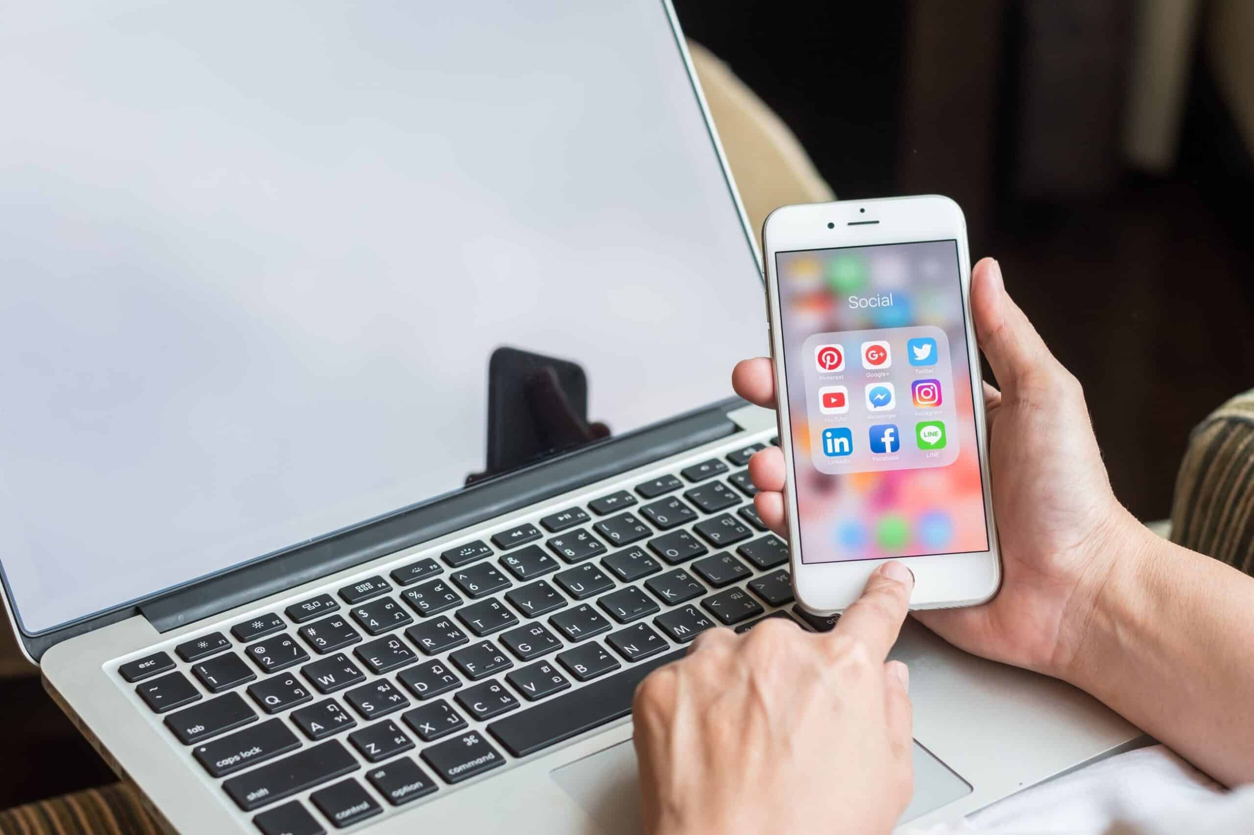 Bilde av en mobilskjerm som viser sosiale medie apper