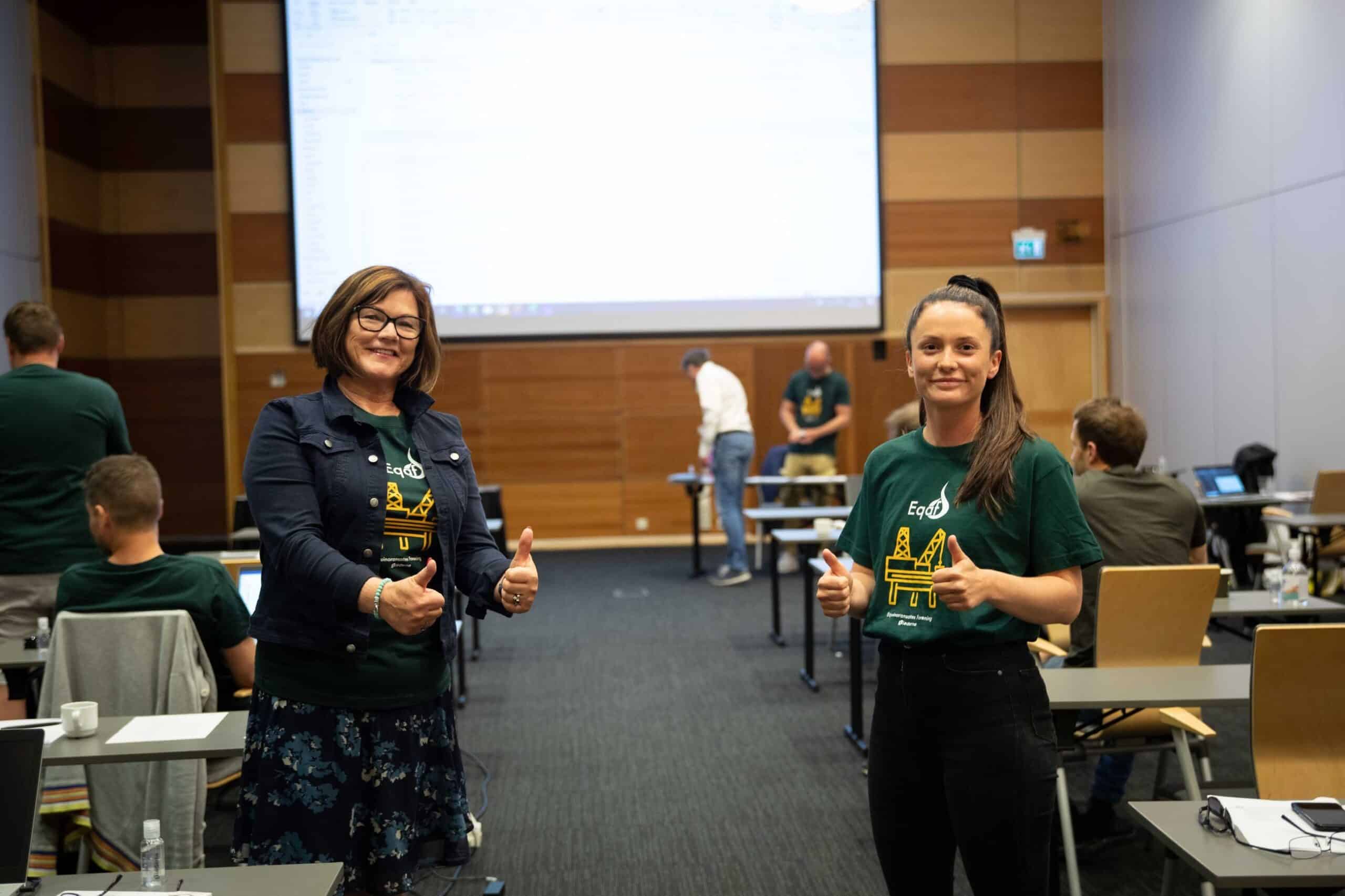 Liv og et medlem i EQAF smiler med tomler opp