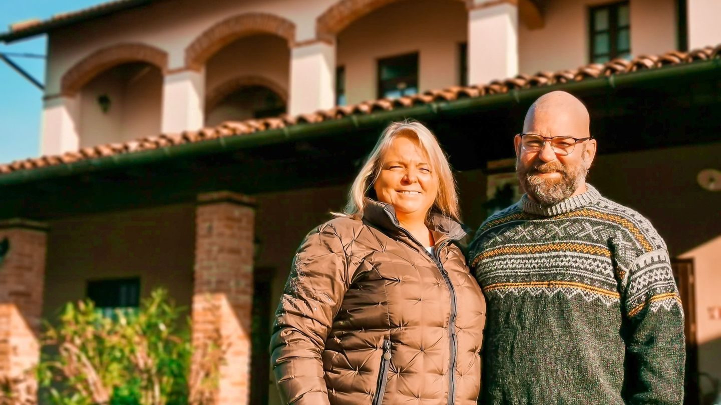 Marit Ringvoll og mannen Gaute står utenfor sitt bed and breakfast i Spania