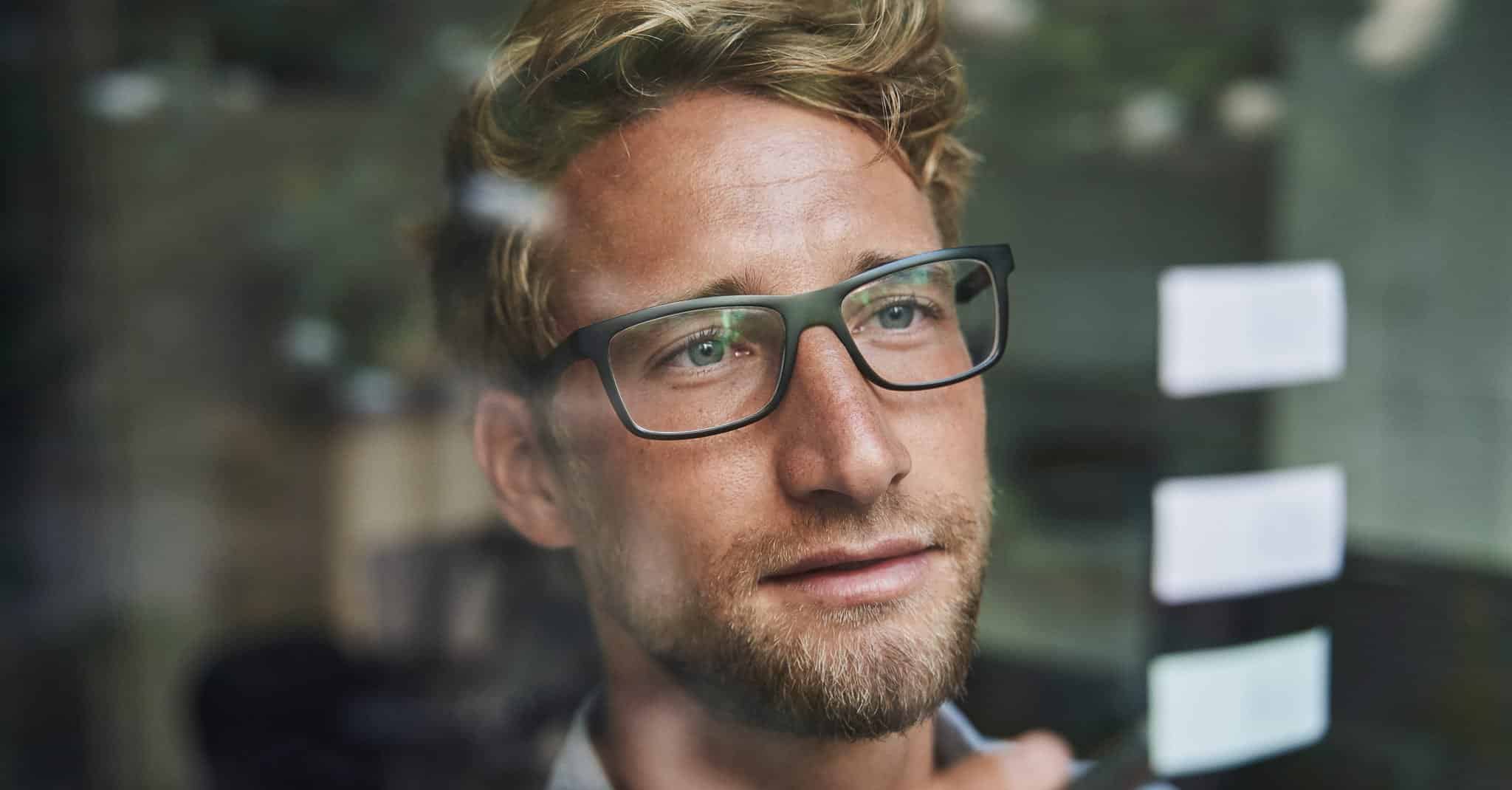 Mann som undrer seg over fremtiden