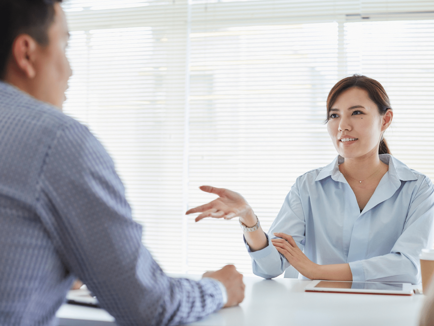 To personer som har medarbeidersamtale