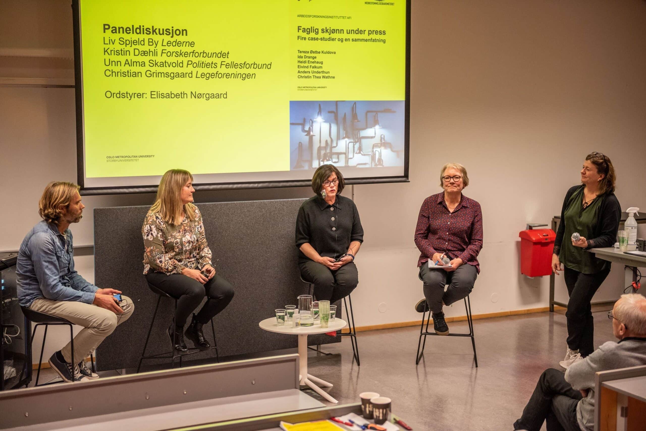 Nestleder i Lederne Liv Spjed By, Kristin Dæhli, Unn Alma SKatvold og Christian Grimsgaard sitter sammen i paneldebatt