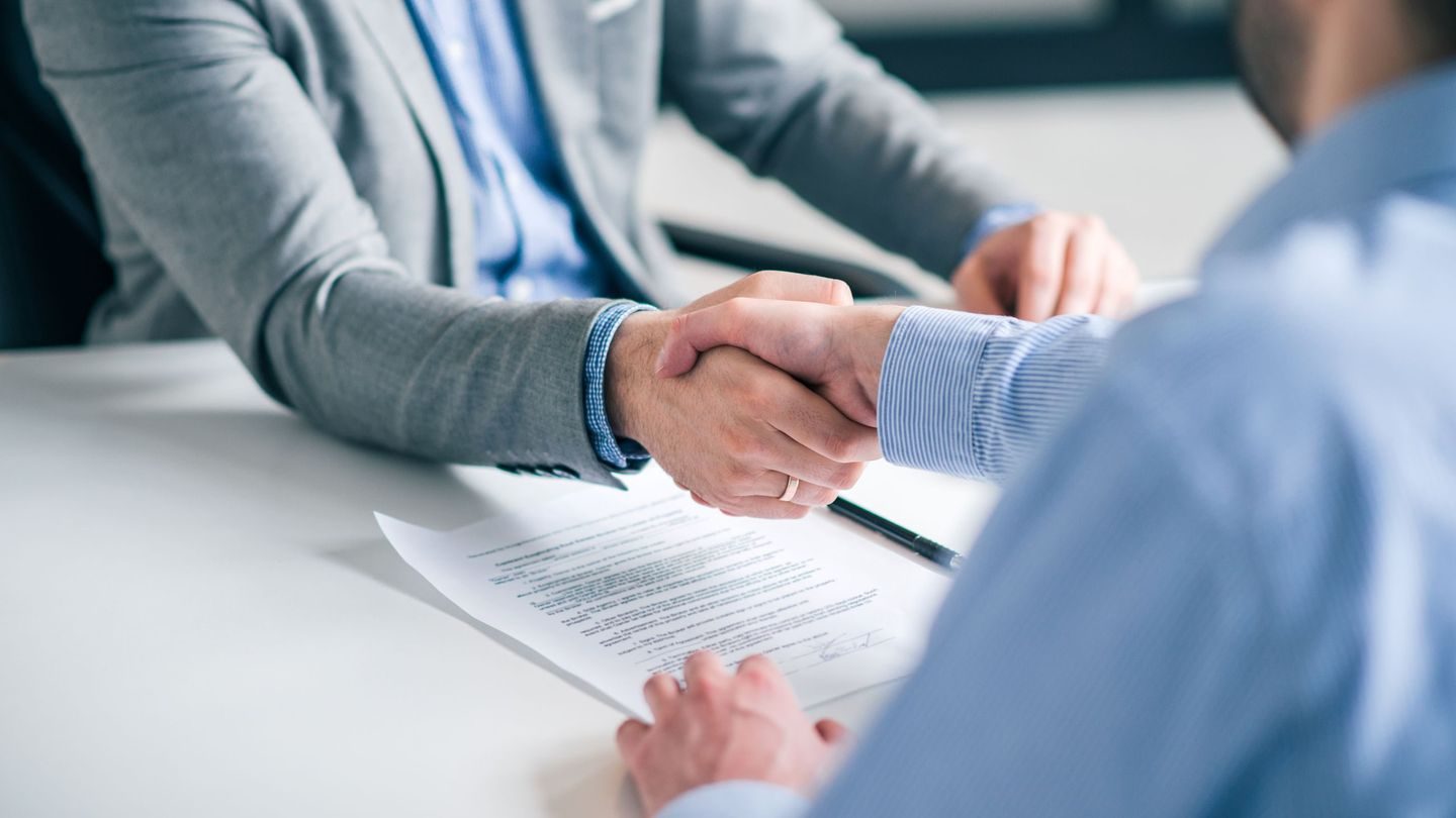 To menner som håndhilser