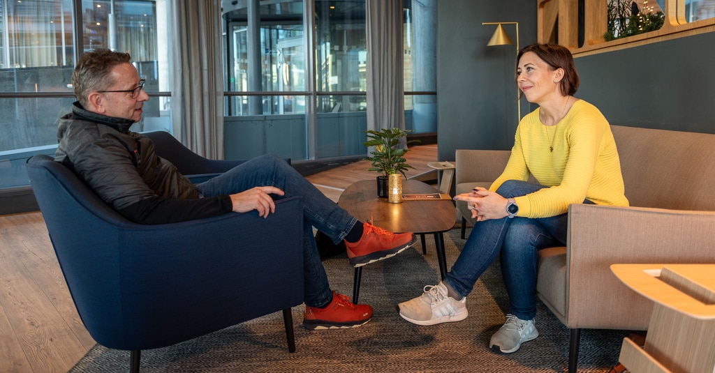 To personer som sitter og snakker sammen