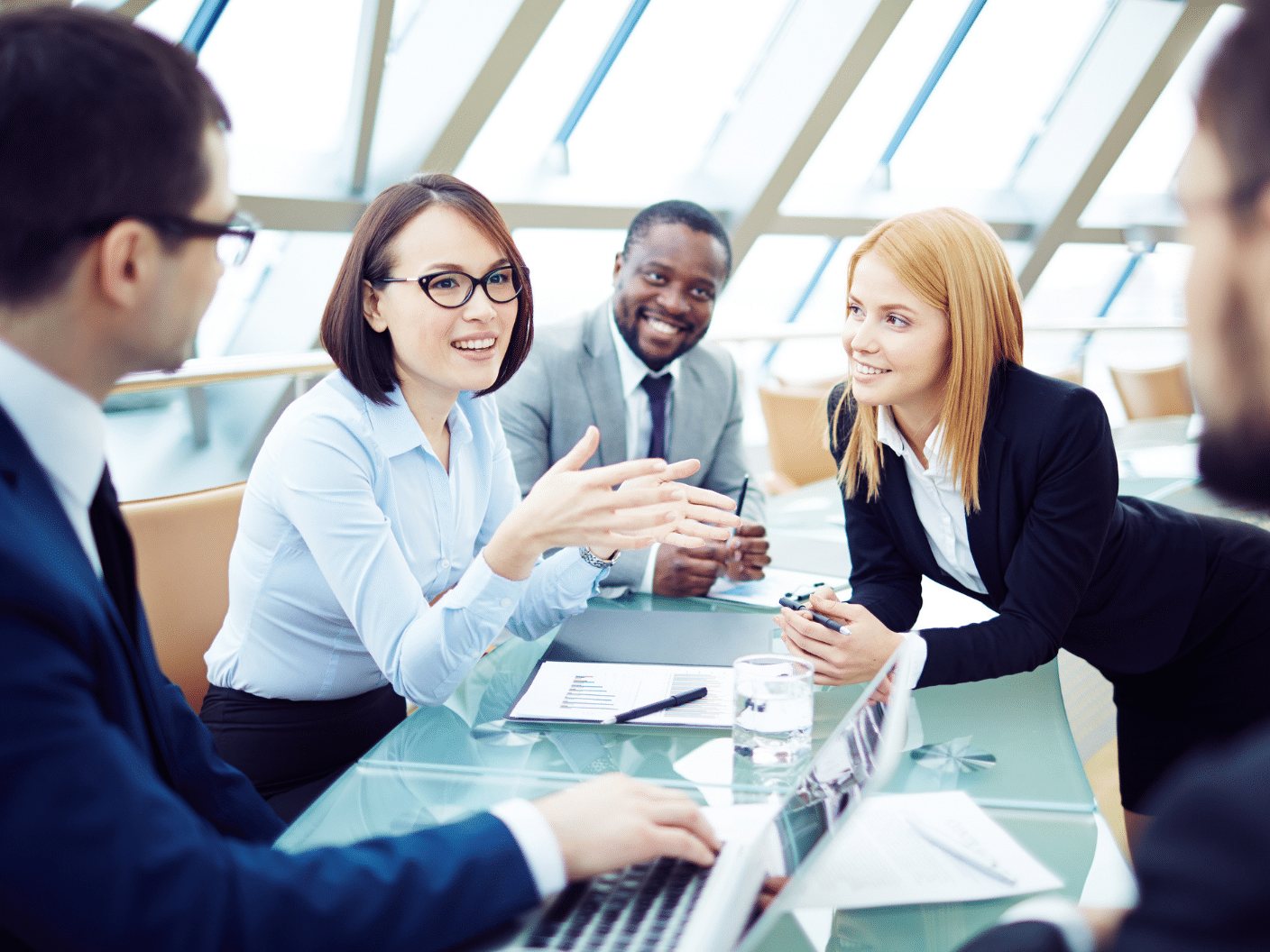 En gruppe mennesker som har møte