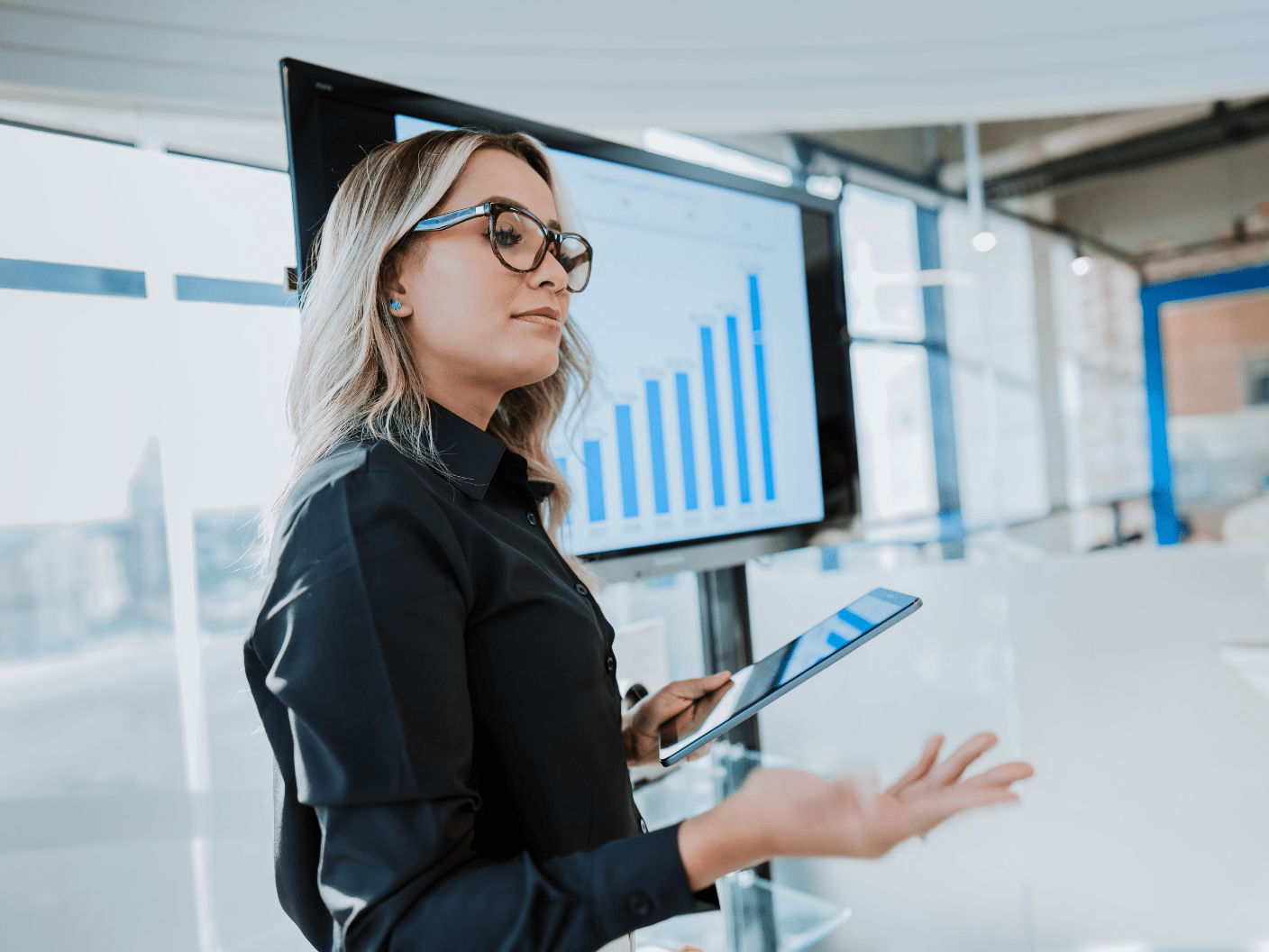 En ung leder holder en presentasjon