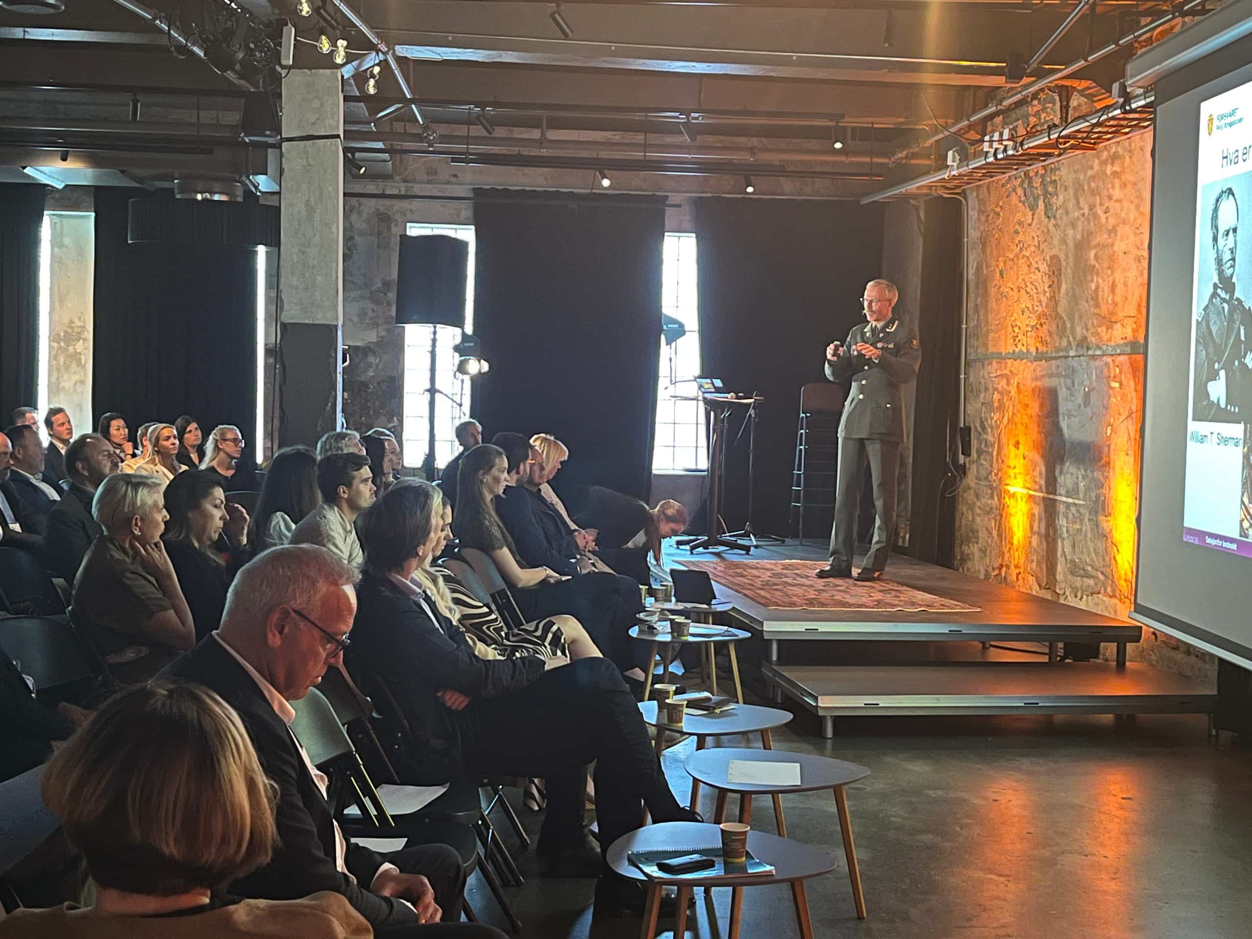 Oberstløytant Palle Ydstebø taler til forsamling