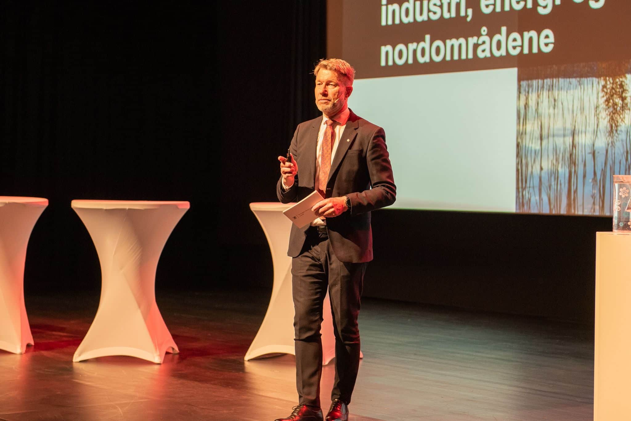 Olje-og energiminister Terje Aasland i Arbeiderpartiet taler til forsamling