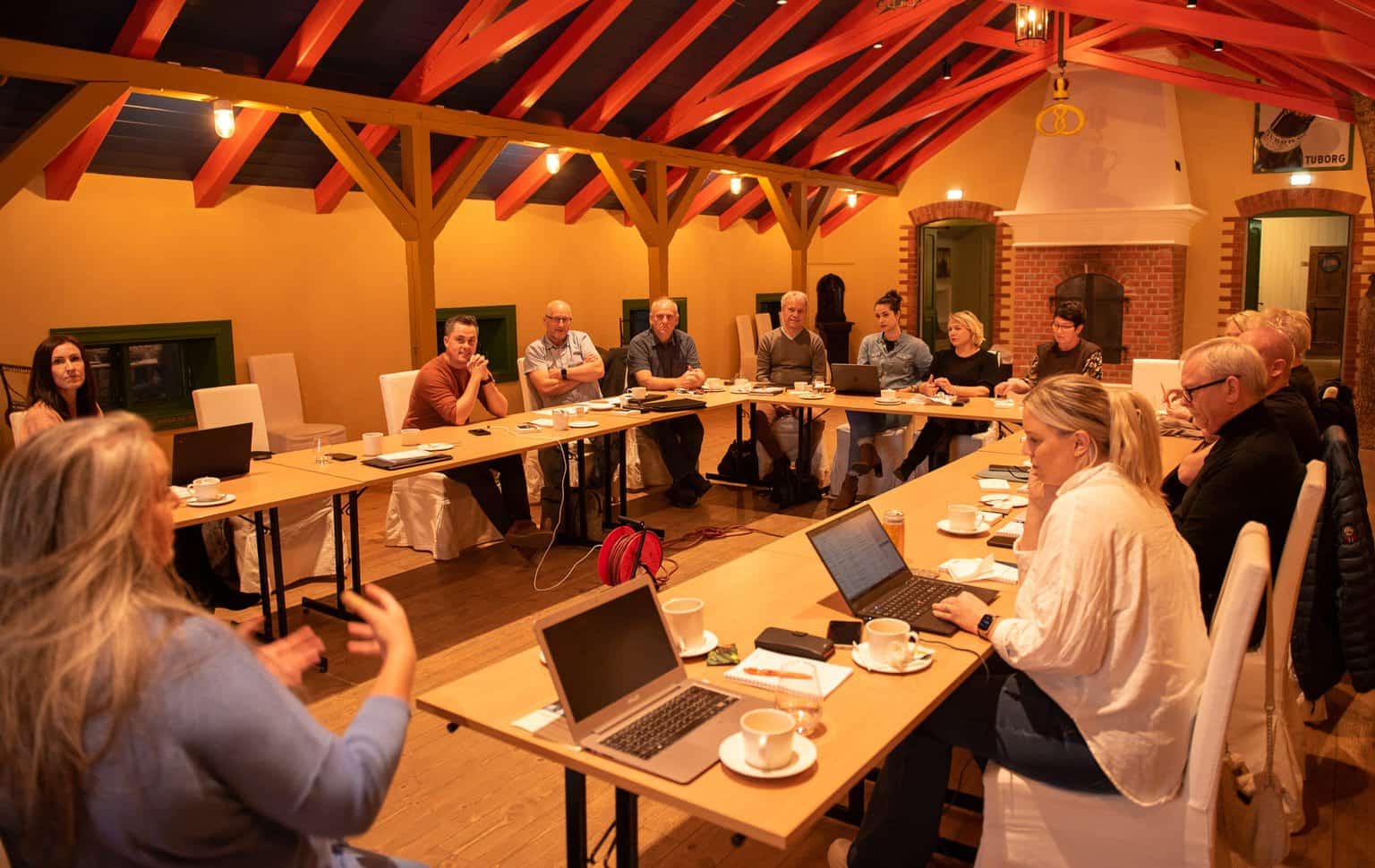 Bilde av alle deltakerne sittende i hestesko