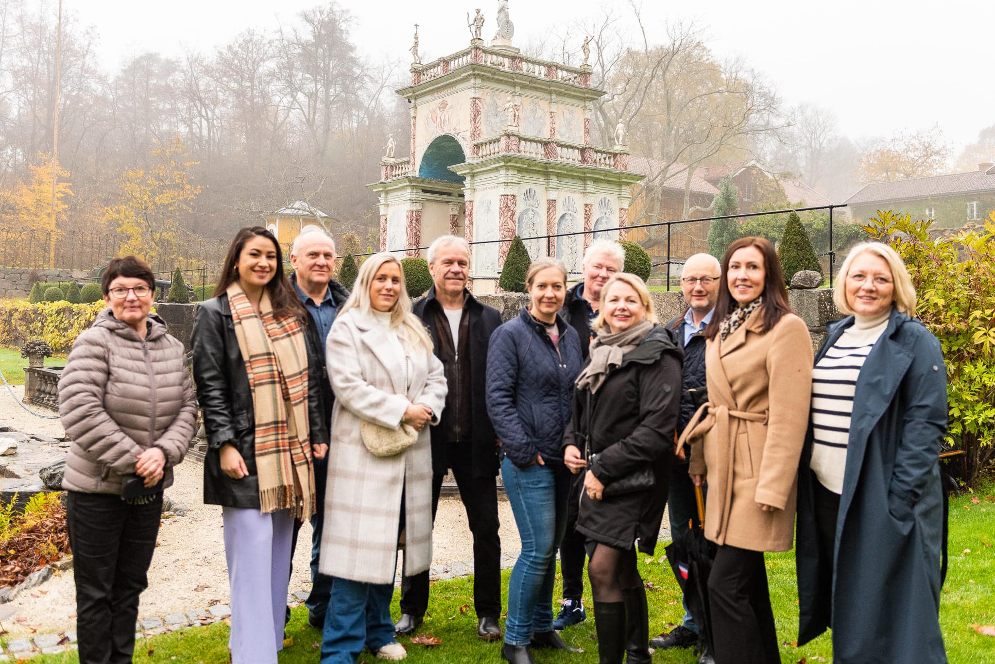 Rekrutteringutvalget står sammen med markedsavdelingen i Lederne på Ramme gård.
