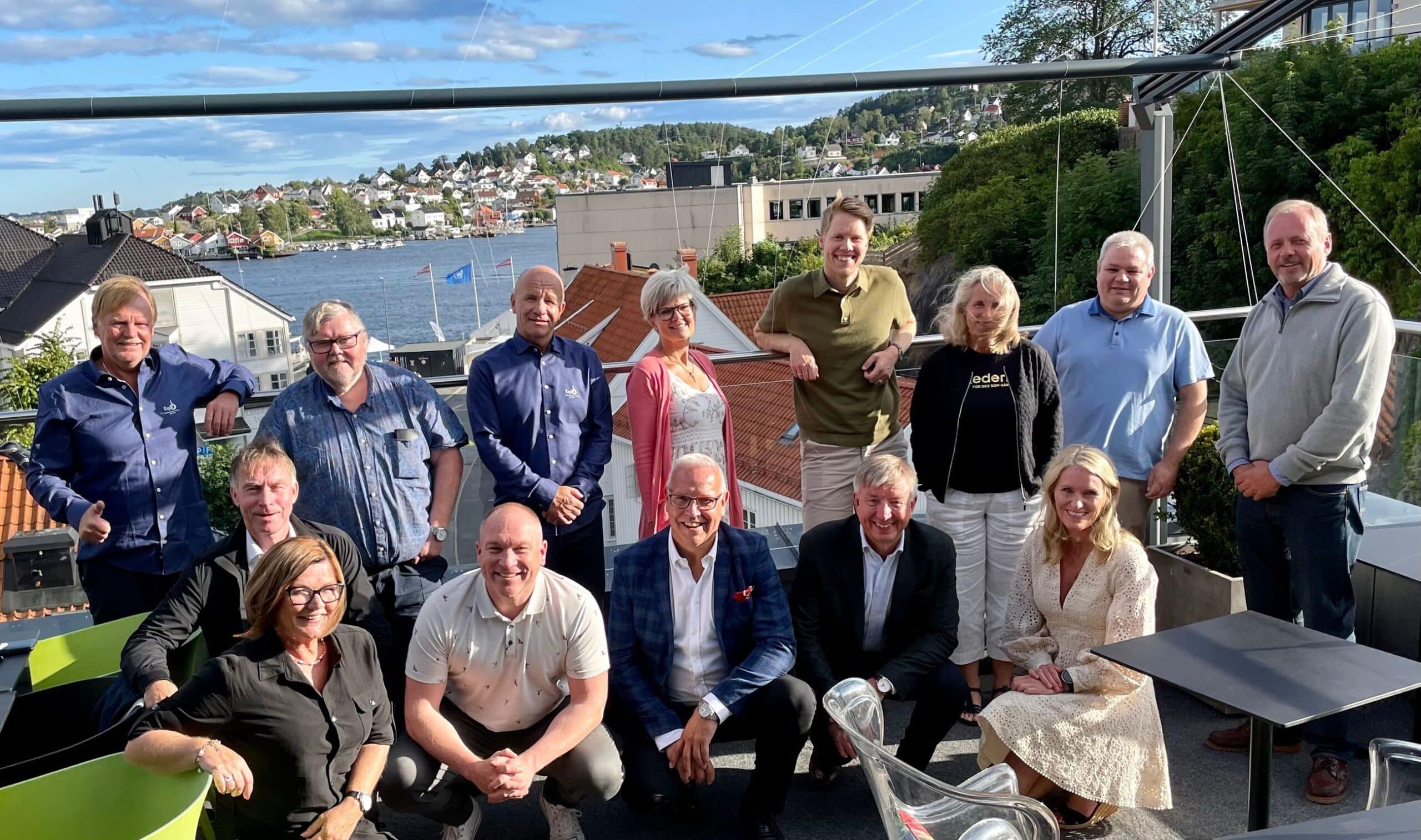 Ledernes forbundsledelse, sekretariatet, enkelte i hovedstyret, tillitsvalgte sitter sammen i Arendal