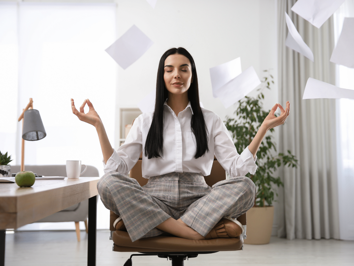 Dame som sitter i yoga stilling på en stol