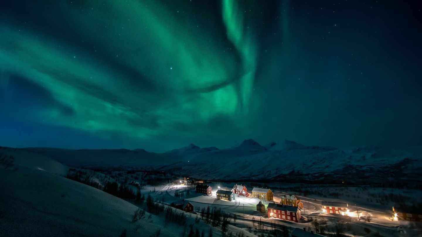 Nordlyset vises over jakobsbakken i Sulitjelma