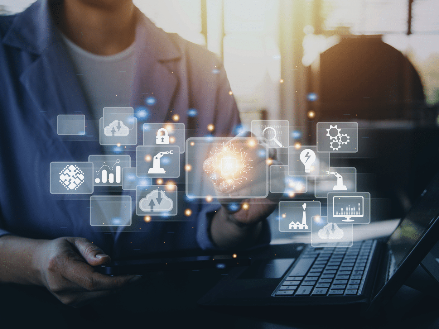 Overkroppen til en mann med digitale bokser i luften foran seg.