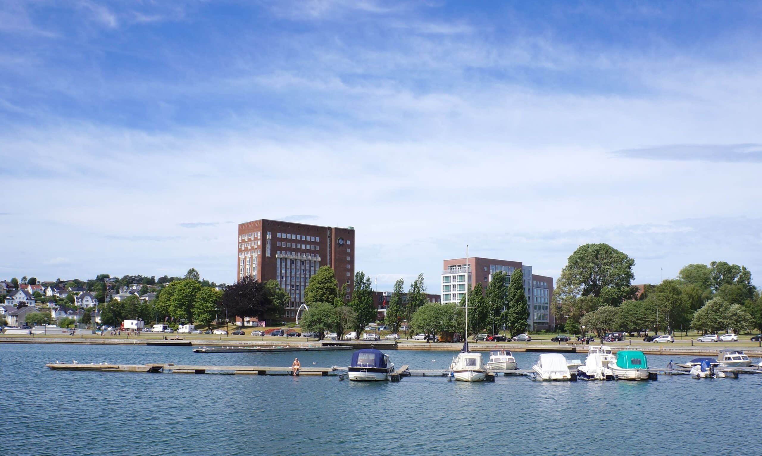 Sjøen, båtplass og bygninger sett fra vannet