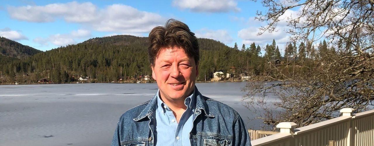 Terje Abrahamsen smiler til kamera utendørs