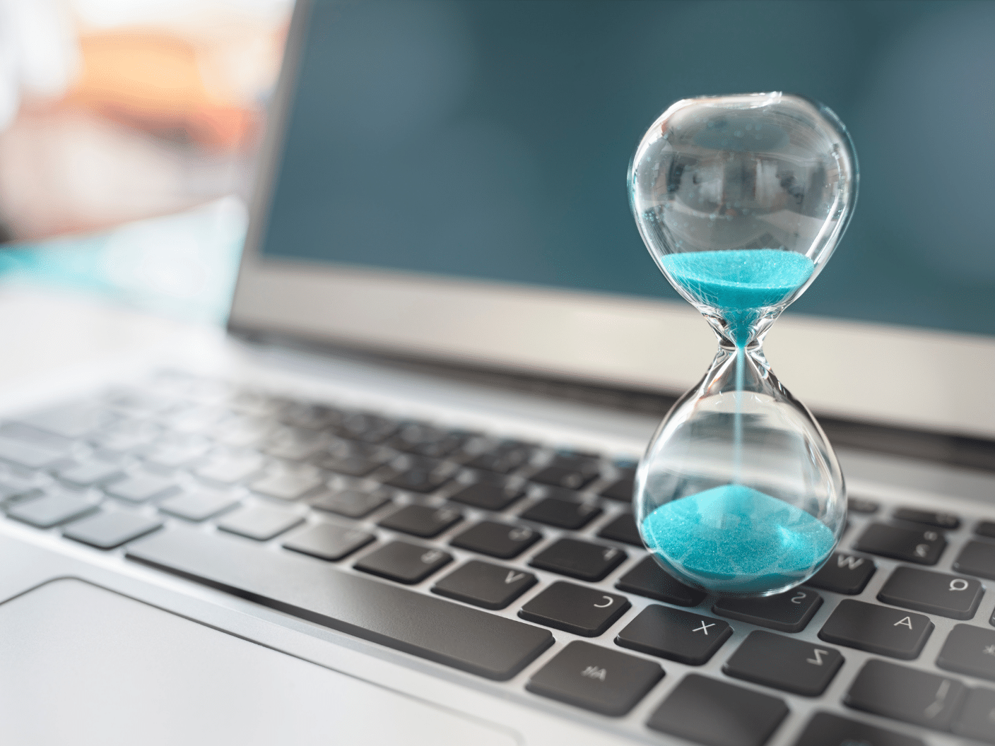 Et timeglass på en bærbar pc