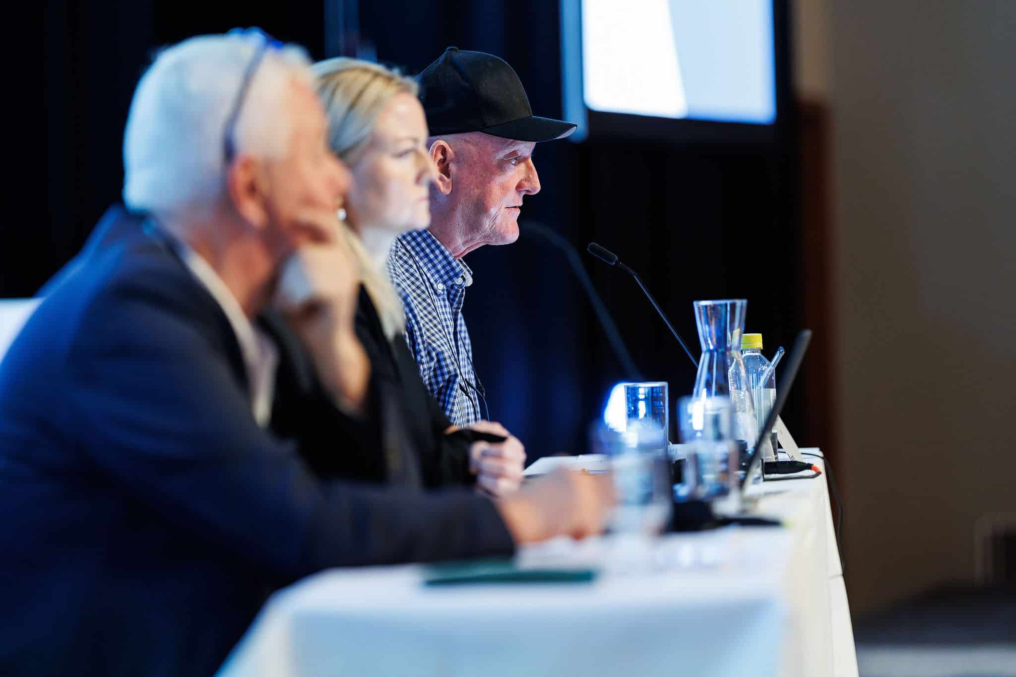 Tre alvorlige personer