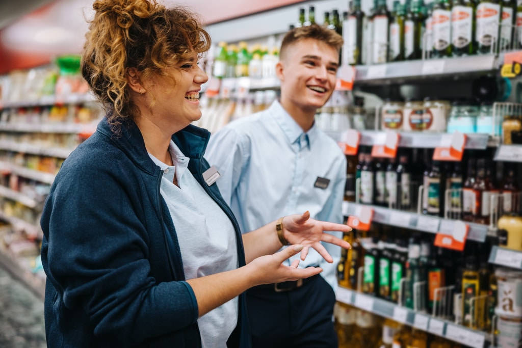 Butikksjef og ansatt i butikk som snakker