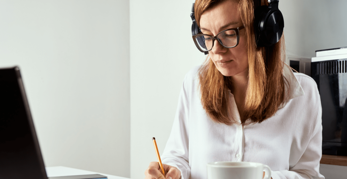 Dame med headset som skriver
