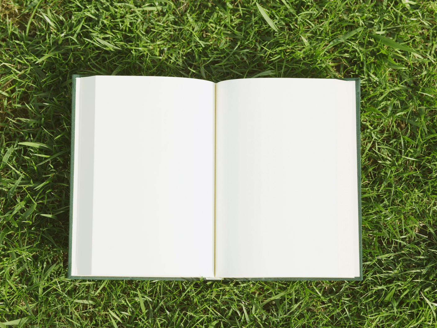 En åpen bok på gressplen
