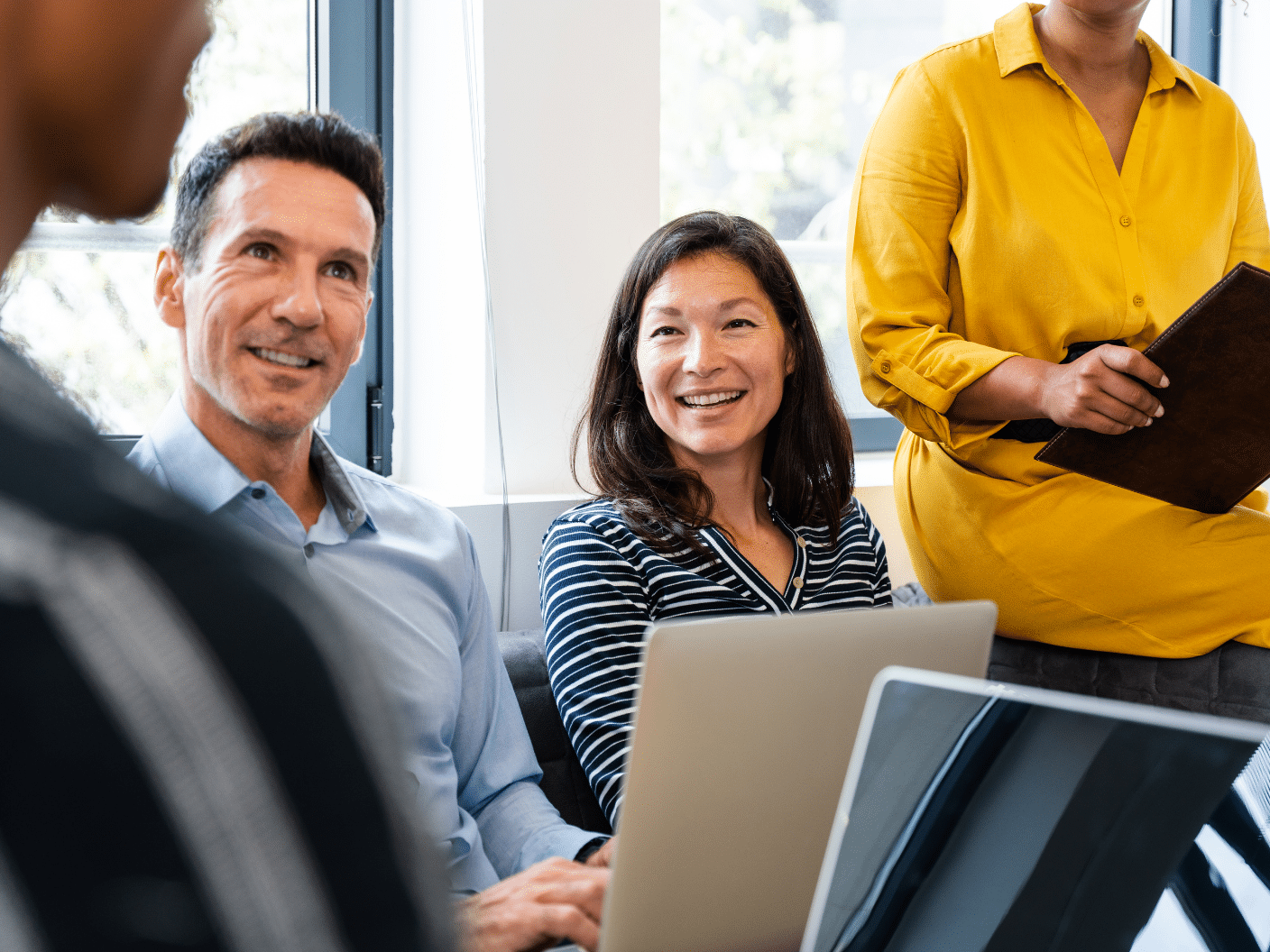 Fire mennesker i møte på et kontor