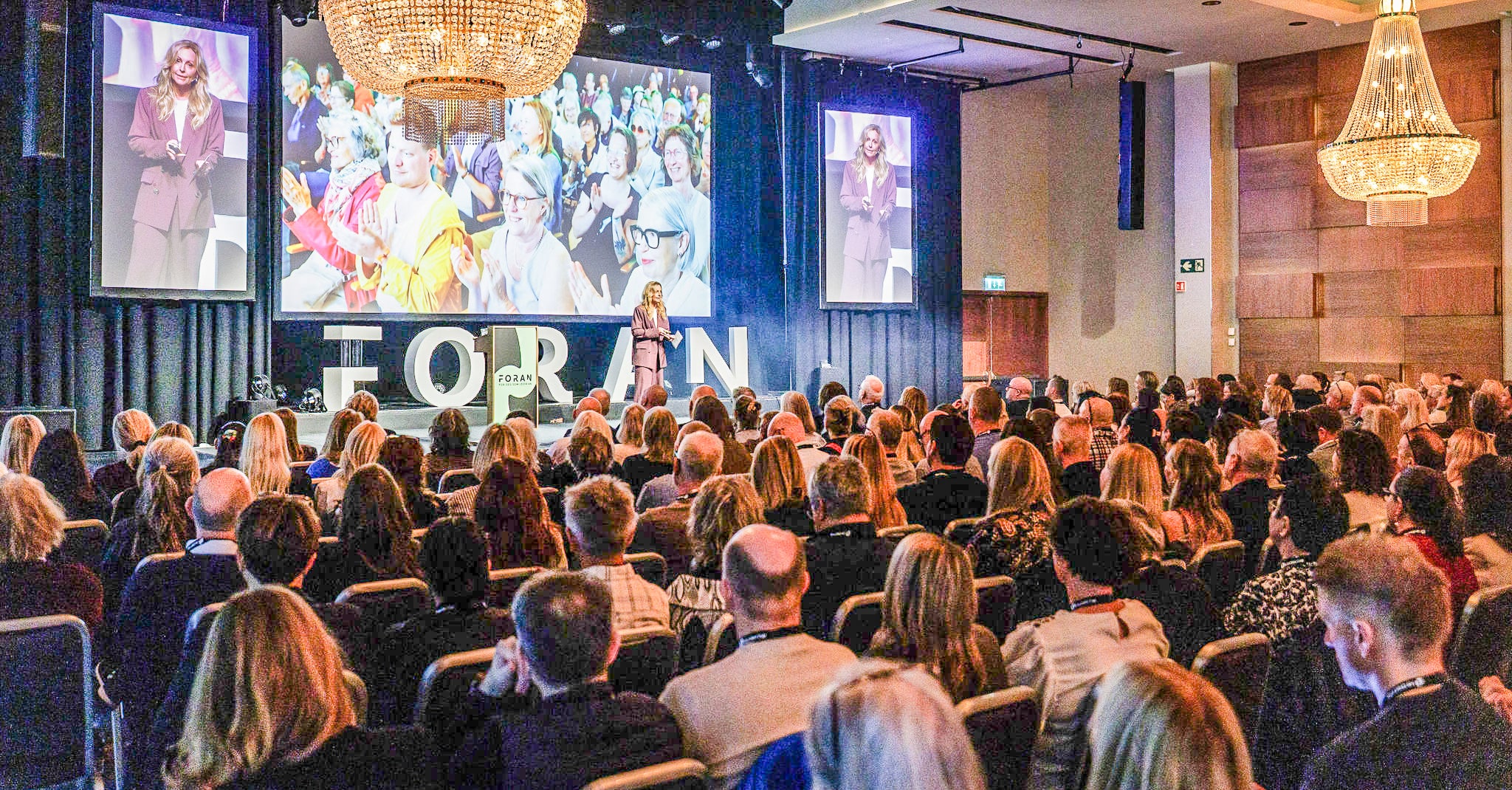 Marte Stokstad sanner til forsamling på foran 2025