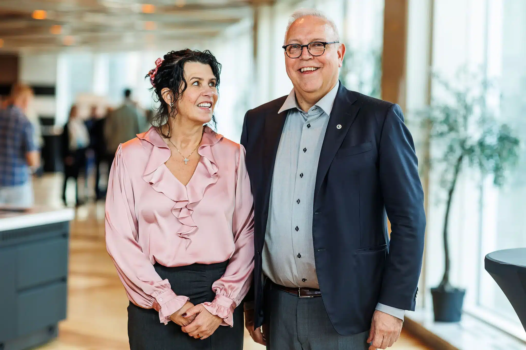 Nyvalgt nestleder Trude Arlen Horne smiler mot forbundsleder Audun Ingvartsen