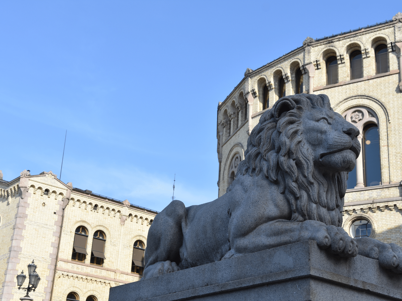 Løven utenfor Stortinget