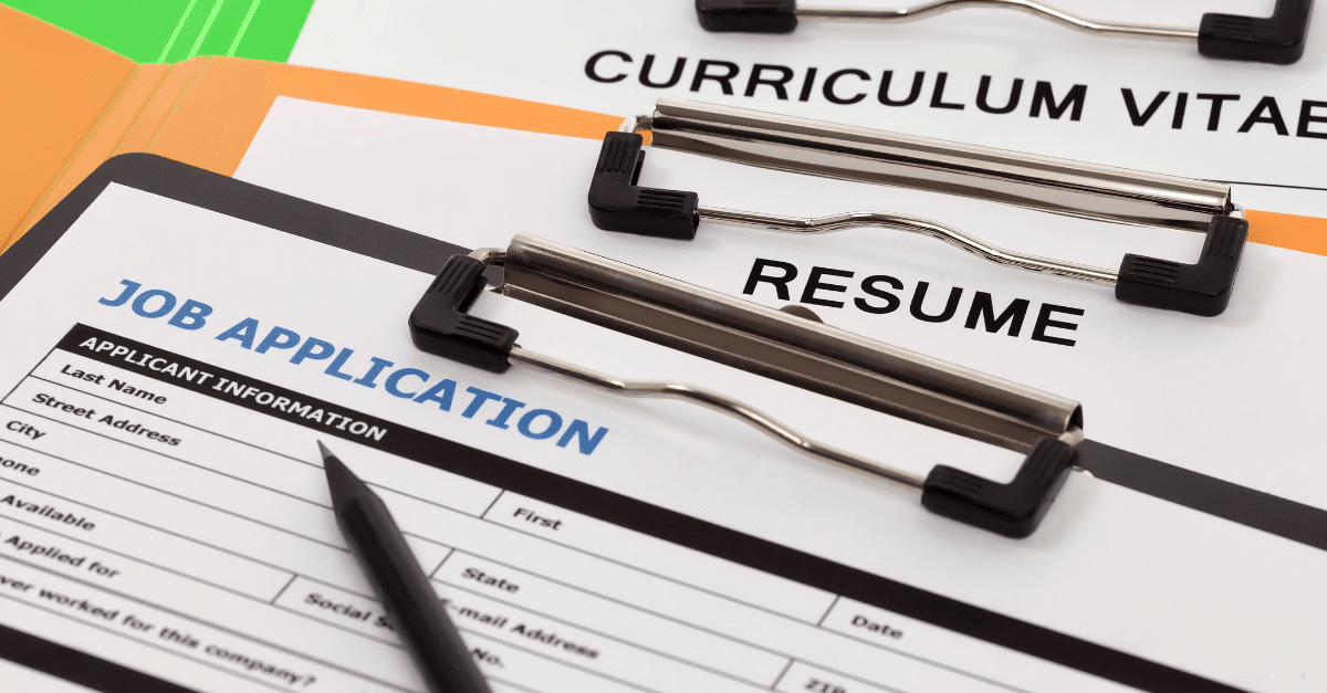 Papirer som illustrere jobbsøknad og cv.