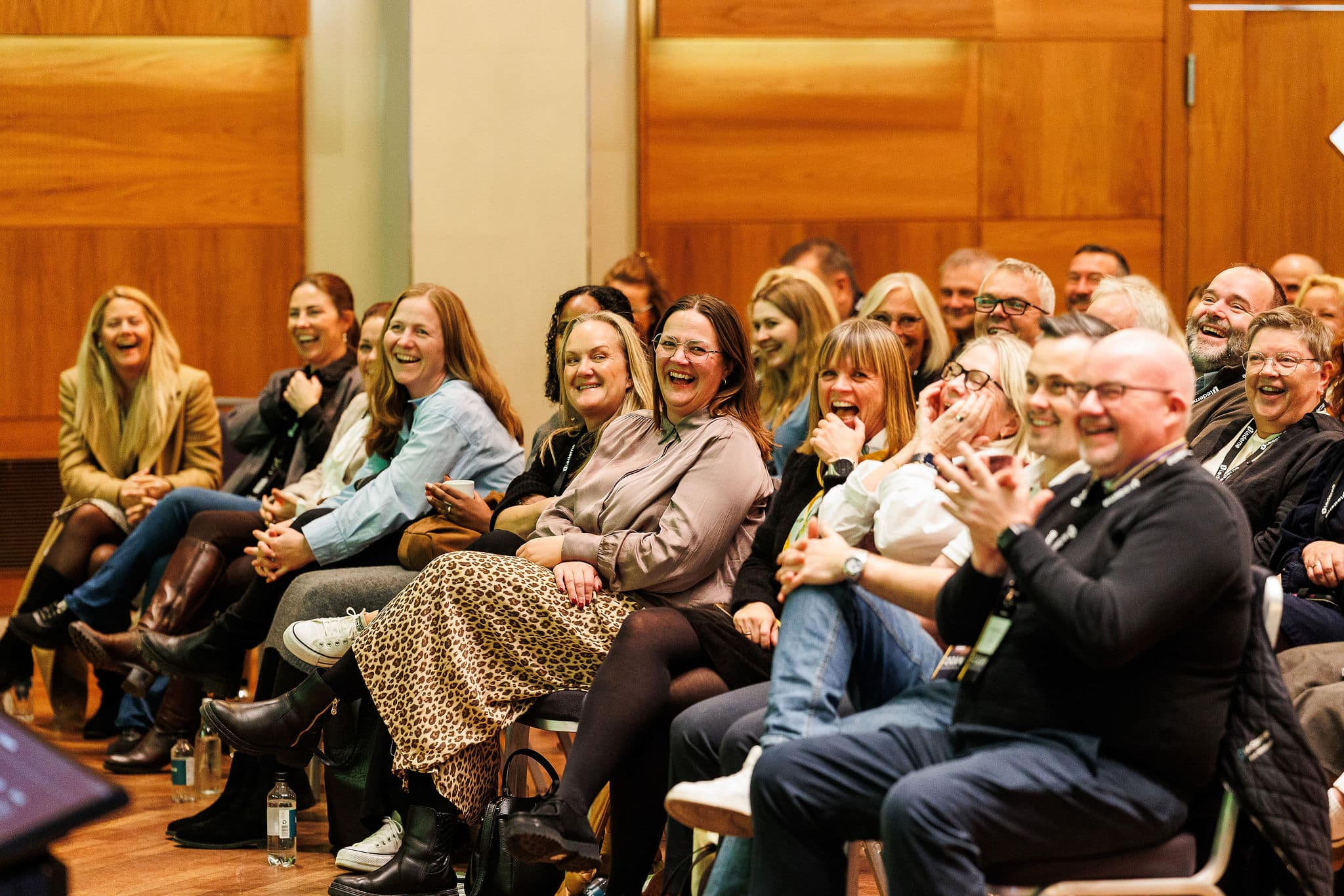 En glad forsamling på konferanse